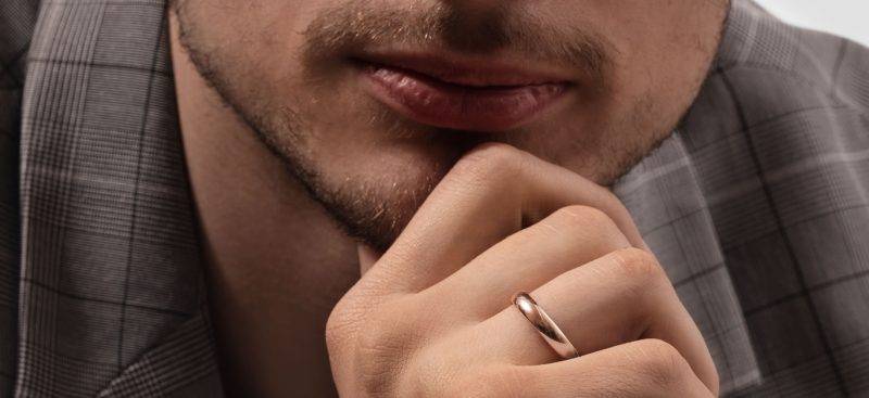 choosing a men's wedding ring